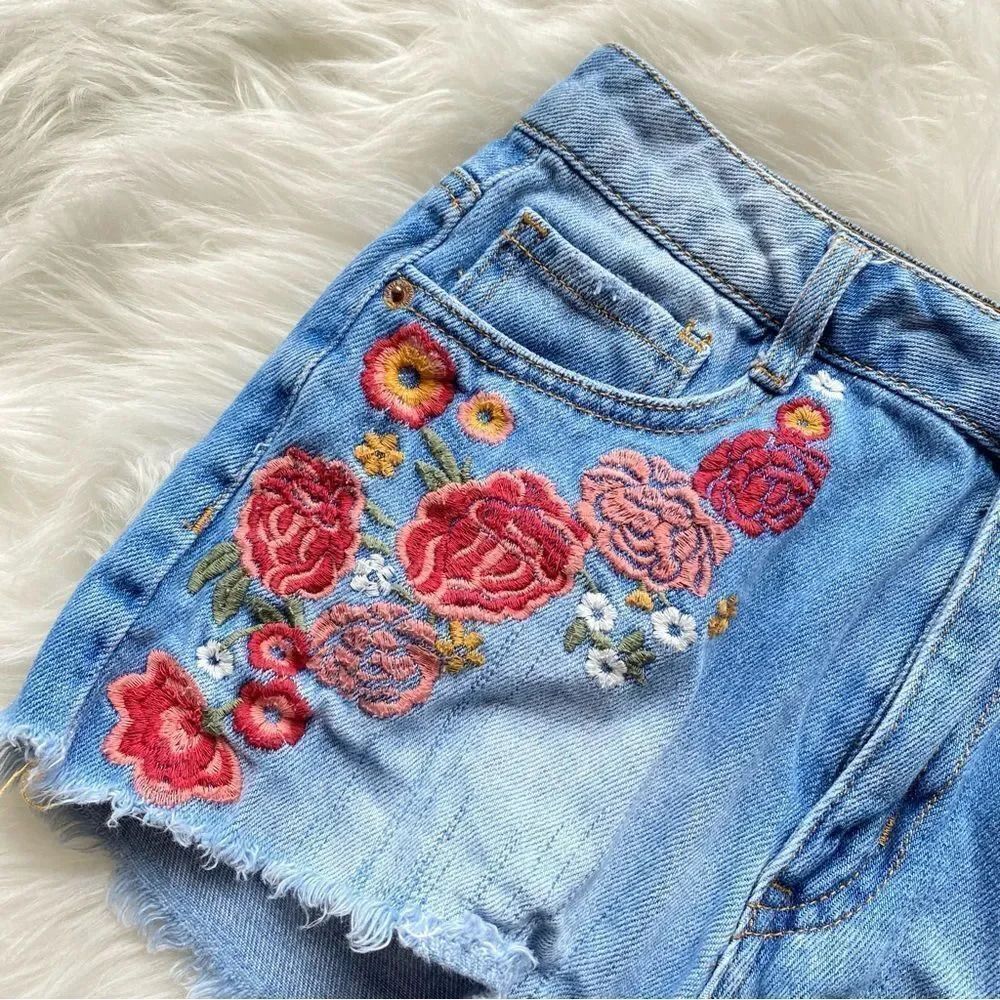 Embroidered Floral Denim Shorts - Picture 3 of 5